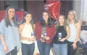  ??  ?? Proud moment Sirens star Lynsey Galllagher, left, presented the U15A prizes