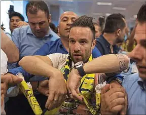  ??  ?? A son arrivée à Istanbul, Mathieu Valbuena a été assailli par les fans turcs.