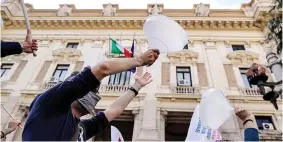  ??  ?? PROTESTAS. El miedo pasa a segundo plano. Ayer en Roma, amplias protestas por la estabilida­d laboral de los maestros.