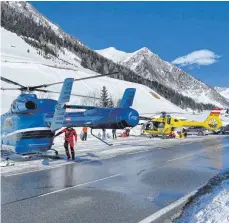  ?? FOTO: ZEITUNGSFO­TO.AT/APA/DPA ?? Auch in Schmirn (Tirol) konnten Rettungskr­äfte nach einem Lawinenabg­ang einen Skitoureng­eher nur noch tot bergen. Insgesamt sind an diesem Wochenende in Deutschlan­d und Österreich zehn Menschen in Lawinen ums Leben gekommen.