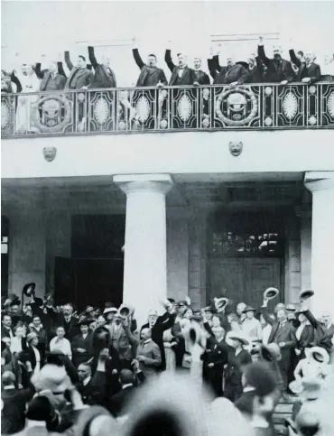  ?? Foto: imago images ?? Jubel auf die Verfassung nach Signierung durch Reichspräs­ident Ebert (Balkon, mittig) am 11. August 1919