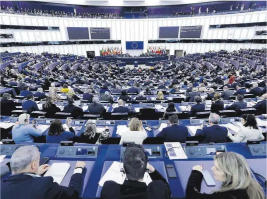  ?? Ronald Wittek / Efe ?? Membres del Parlament Europeu, durant un ple a Estrasburg.