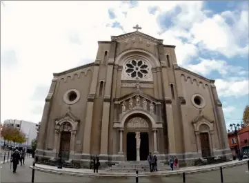  ??  ?? De mémoire de Seynois, c’est la première fois que l’’église Notre-Dame-du-Bon-Voyage reste silencieus­e aussi longtemps.