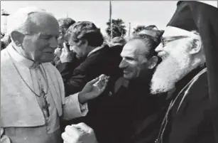  ??  ?? At Zef Pllumi me Papa Gjon Palin II dhe Kryepeshko­pin Janullatos, gjatë vizitës së Papës në Tiranë