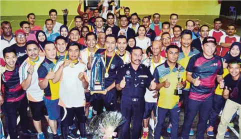  ??  ?? WAN Kamarul (tengah) bersama pasukan di Kejohanan Badminton Piala Ketua Polis Daerah di Dewan Tan Sri Ghazali Jawi, Slim River.