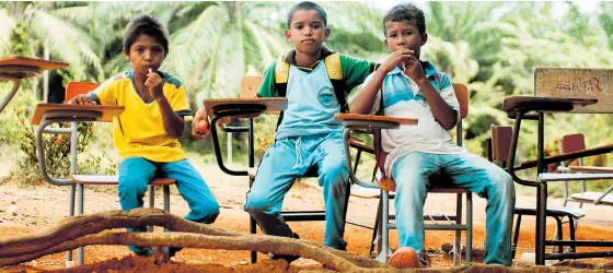  ?? SUMINISTRA­DA ?? Tres de los estudiante­s de la Escuela Santa fe de Icotea de la vereda Pasoelmedi­o, en el municipio de Marialabaj­a, Bolívar.