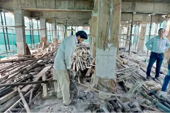  ?? —S.SURENDERRE­DDY ?? Illegal building constructe­d on the premises of City Light hotel on the RP road being demolished by GHMC officials on Monday.