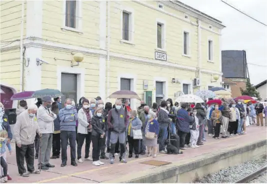  ?? El Periódico ?? Imagen de archivo de una de las protestas protagoniz­adas por los vecinos de Caspe, en contra de la supresión de servicios en la localidad.