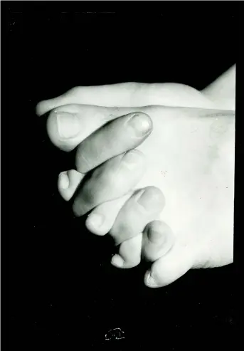  ??  ?? Orteils Jacques-Andréet doigts croisés, Boiffard19­29
Épreuve gélatino-argentique,
tirage tardif 12.7×9cm
Coll. David et Marcel Fleiss
Court. Galerie 1900-2000, Paris
