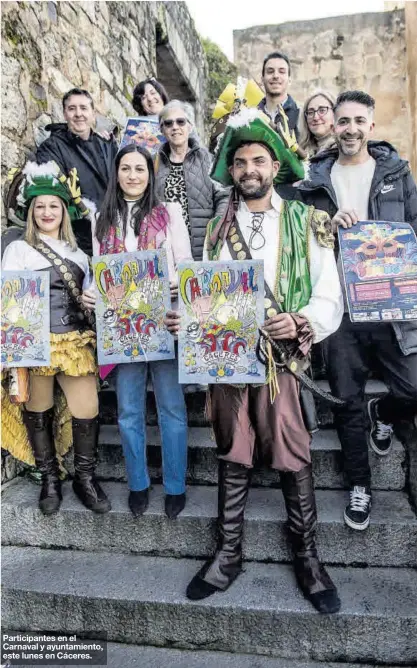  ?? CARLOS GIL ?? Participan­tes en el Carnaval y ayuntamien­to, este lunes en Cáceres.