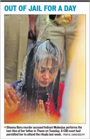  ??  ?? Sheena Bora murder accused Indrani Mukerjea performs the last rites of her father in Thane on Tuesday. A CBI court had permitted her to attend the rituals last week. PRAFUL GANGUDE/HT