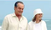  ??  ?? Con Diane Jack Nicholson e Diane Keaton in una scena del film «Tutto può succedere» nel 2003