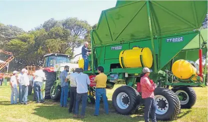  ?? (LA VOZ) ?? Agrishow. Las plantadora­s de caña de azúcar de Doble TT, diseñadas en Morteros, en la muestra brasileña.