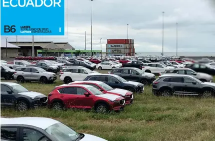  ??  ?? PANORÁMICA. En el puerto de Esmeraldas se tienen decenas de carros a la espera de ser llevado a las concesiona­rias, pero también se hacen movilizaci­ones con los tráiler tipo ‘niñeras’.