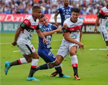  ?? JOHn DURÁn ?? Los defensores de Alajuelens­e Ian Lawrence (izquierda) y Alexis Gamboa (derecha) marcaron muy de cerca al volante de Cartaginés Ronaldo Araya en el partido del domingo.