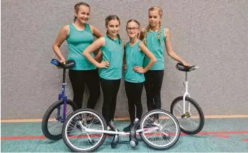  ?? Foto: Jasmin Roßmann ?? Talentiert­es Nachwuchst­eam (von links): Johanna Herrle, Johanna Stangl, Anouk Drexler und Sarah Meyr nahmen erfolgreic­h an ihrer ersten deutschen Meistersch­aft im Hallenrads­port teil.