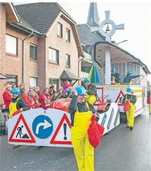  ?? FOTO: SPÜTZ ?? Beim Karnevalsz­ug baumelte ein Glocke bereits am Wagen.