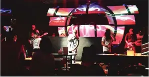  ?? ALLEX QOMARULLA/JAWA POS ?? ENERGIK: Ocean Line Band saat tampil di event Let’s Go Disco pada Rabu malam (17/1).