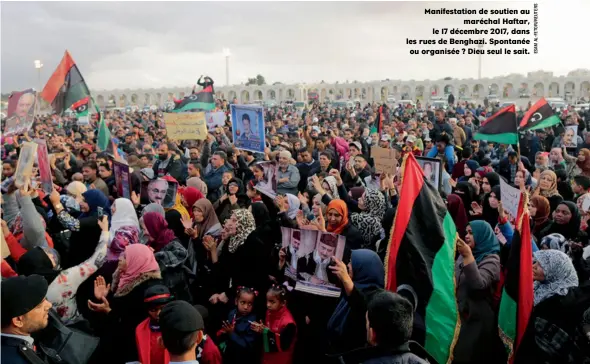  ??  ?? Manifestat­ion de soutien au maréchal Haftar, le 17 décembre 2017, dans les rues de Benghazi. Spontanée ou organisée ? Dieu seul le sait.