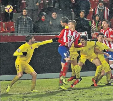  ??  ?? GOLEADOR. Longo se eleva sobre la defensa para marcar el primer gol del partido.