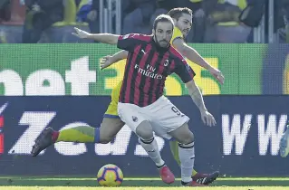  ?? (foto LaPresse) ?? Indeciso Gonzalo Higuain, 31 anni. Il giocatore, dopo solo sei mesi al Milan, è tentato dall’offerta del Chelsea