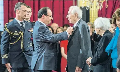  ?? POOL / EFE ?? Jean Daniel, condecorad­o por François Hollande con el título de Gran Oficial de la Legión de Honor en el 2013