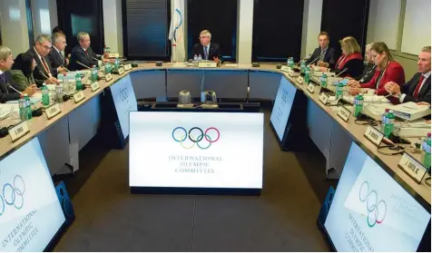  ?? Foto: Laurent Gillieron, afp ?? Mit Präsident Thomas Bach (Mitte) an der Spitze hat das Internatio­nale Olympische Komitee in Lausanne über Sanktionen gegen Russland für staatlich gelenktes Doping ent schieden.