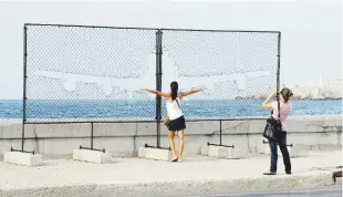  ?? Jose goitía / the new york times ?? Posar junto a la obra “Fly away”, creada por Arlés del Río, es una fotografía prácticame­nte obligada al visitar el Malecón de La Habana.