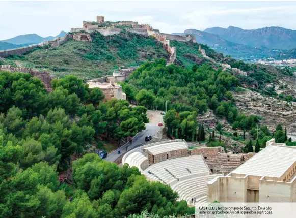  ??  ?? CASTILLO y teatro romano de Sagunto. En la pág. anterior, grabado de Aníbal liderando a sus tropas.