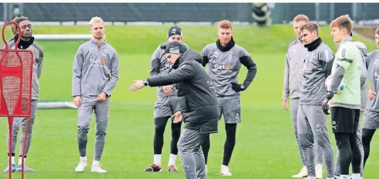  ?? FOTO: DIRK PÄFFGEN ?? Lerneinhei­t mit Gerardo Seoane: Borussias Trainer will seinen Spielern auch den Wankelmut austreiben.