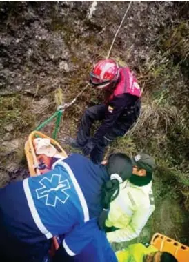  ??  ?? SUCESO. En el rescate de una persona herida. (Foto Bomberos Latacunga)