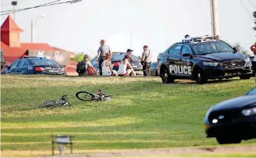  ?? [PHOTOS BY SARAH PHIPPS, THE OKLAHOMAN] ?? Police and emergency personnel surround the scene of a shooting Thursday on the east side of Lake Hefner in Oklahoma City.