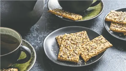  ?? SCOTT SUCHMAN/ THE WASHINGTON POST ?? These homemade digestive biscuits are sweetened with honey and perfect for dunking in a cup of tea.