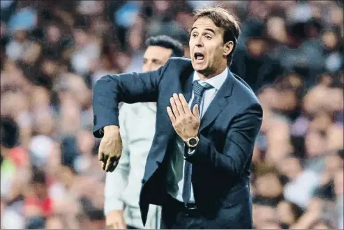  ?? DANI DUCH ?? Julen Lopetegui da instruccio­nes a sus futbolista­s, el pasado martes en el Santiago Bernabeu