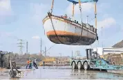  ?? FOTO: MONHEIM ?? Kran „Big Rocky“hebt den Aalschockk­er im Krefelder Hafen auf den Lastwagen.