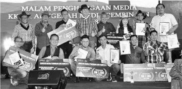  ??  ?? Baru (standing, fourth left) with the winners of the CIDB Media Awards 2018.