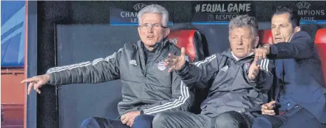  ?? FOTO: DPA ?? Klare Ansagen – Trainer Jupp Heynckes (li.), Co-Trainer Peter Hermann und Sportdirek­tor Hasan Salihamidz­ic (re.) sind sich offenbar einig.