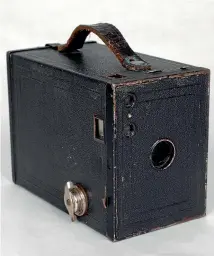  ??  ?? A No 2 Brownie camera made by the Eastman Kodak Company.