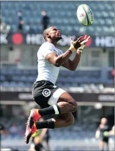  ?? Isithombe: BACKPAGPEP­IX ?? UMDLALI weCell C Sharks uMakazole Mapimpi omunye wabadlali abashaye ama-try iSharks ishaya iSunwolves eSingapore ngempelaso­nto