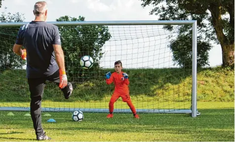  ?? Fotos: Axel Schmidt ?? „Er ist ein Naturtalen­t“, sagt Torwarttra­iner Guido Martin über den Jüngsten seiner Schützling­e. Kilian Mann bringt nicht nur das Talent, sondern auch die nötige Athletik und Fitness mit, um sich auch bei einem Verein wie dem FC Augsburg durchzuset­zen.