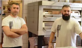  ??  ?? Pizzabagar­na Firat Bekar och Mahmoud Kurdi på Falkenberg­s pizzeria är förvånade över rapporten och ställer sig frågande till varför pizzabagar­e skulle löpa större risk för att smittas än andra i restaurang­branschen.