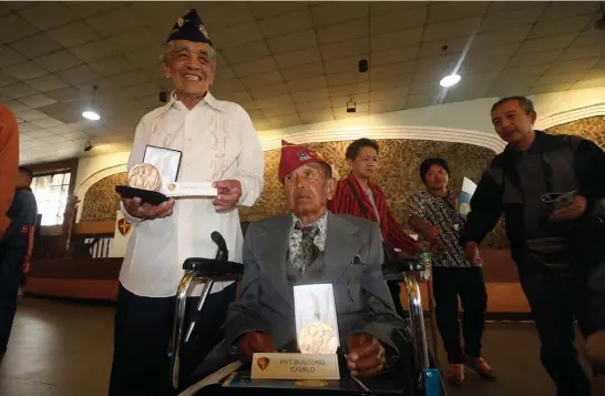  ?? Photo by Jean Nicole Cortes ?? MERRY VETERANS. Siblings, Alberto and Camilo Bugtong from Benguet are happy to receive the congressio­nal gold medal, an award bestowed by the United States Congress for their service during the war.