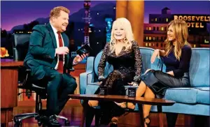  ??  ?? Dolly Parton en Jennifer in die TV-program The Late Late Show with James Corden. Die nimlike Dolly is te hoor in die fliek se klankbaan.