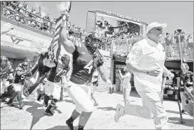  ?? Steve helBer/ASSoCiAteD PreSS ?? Former tiger coach and current virginia tech head coach Justin Fuente (right) will lead the hokies against the vols at the Pilot Flying J Battle at Bristol on Saturday in Bristol, tenn.