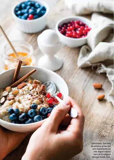  ??  ?? Semințele, fructele de pădure și iaurtul pot reprezenta un mic dejun copios care să-ți asigure energie toată ziua.