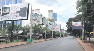  ??  ?? Las calles en el centro de Ciudad del Este están vacías y con comercios cerrados.