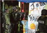  ?? Scott Strazzante/The Chronicle ?? Officers work to remove protesters from the park so constructi­on can begin.