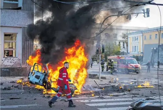  ?? ?? Zábery horiaceho Kyjeva či ďalších miest sa tento rok stali takmer každodenno­u záležitosť­ou spravodajs­tva z Ukrajiny.
FOTO: TASR/AP