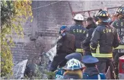 ?? Foto: Agencia Reforma ?? Integrante­s de bomberos llegaron a robar gasolina para usarla en unidades oficiales y revenderla a particular­es. /