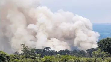  ?? FOTOS AFP ?? En la tarde de ayer el volcán de Fuego volvió a aumentar su actividad al registrars­e una explosión.